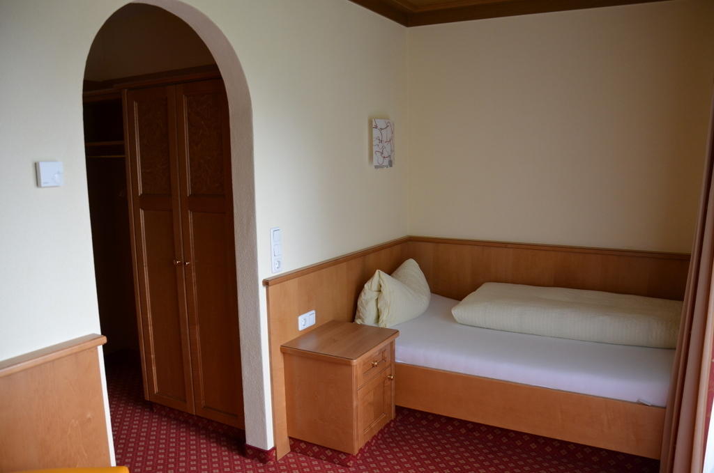 Hotel-Pension Strolz Mayrhofen Habitación foto